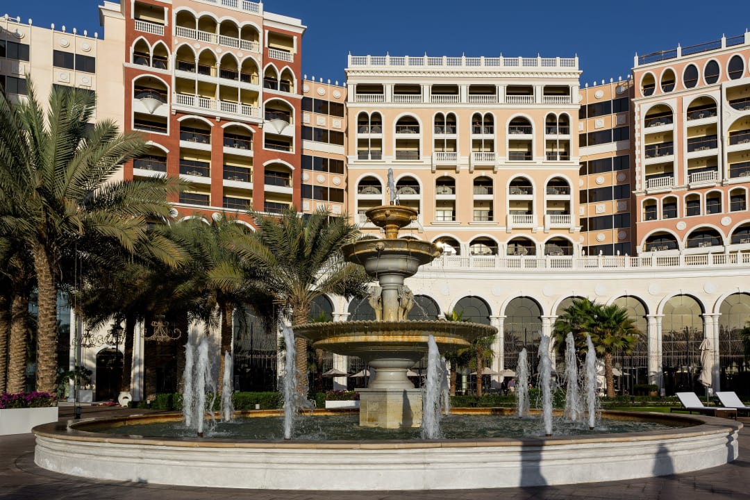 Anblick von der Poolseite The Ritz-Carlton Abu Dhabi Grand Canal