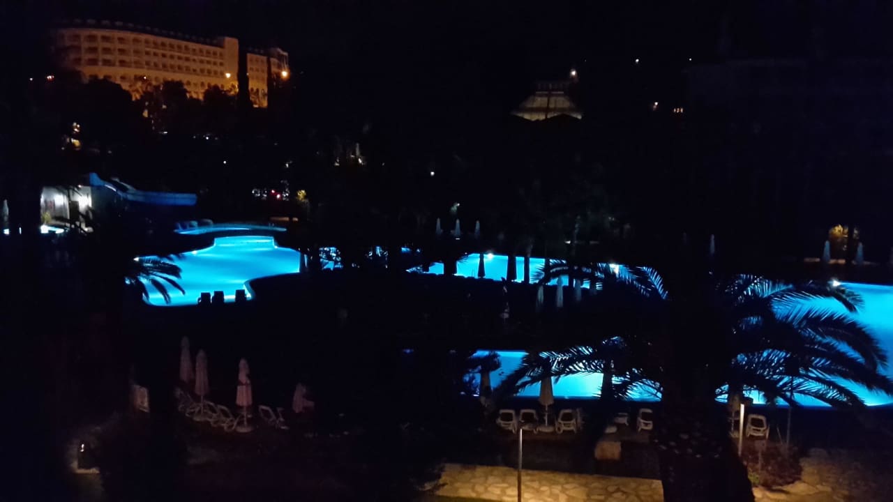 Der Pool bei Dunkelheit Barut Hemera