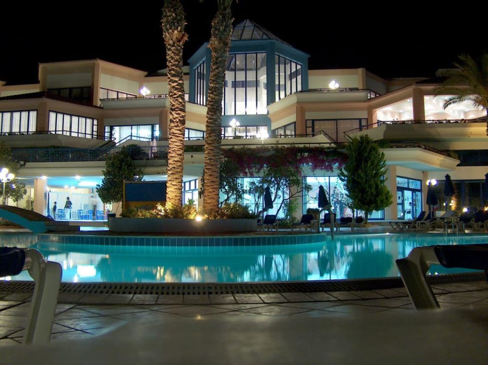 Poolbereich bei Nacht Rodos Princess Beach Hotel & Spa