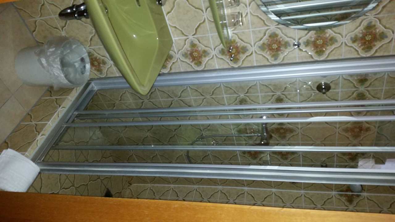 Dusche und Waschbecken City Hotel Schönleber