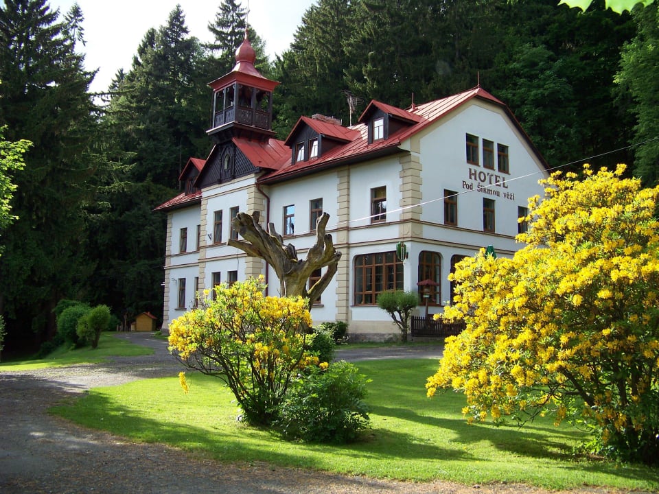 Mitten in der Natur gelegen, mit vielen Wanderwegen Hotel pod Šikmou Věží