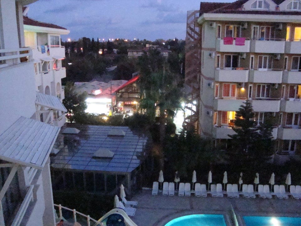 Ladenstraße mir sehr lautem Restaurant Side Star Beach