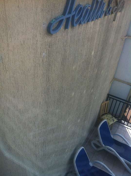 Schimmelige Wand des Hotels Relax Inn Health & Spa