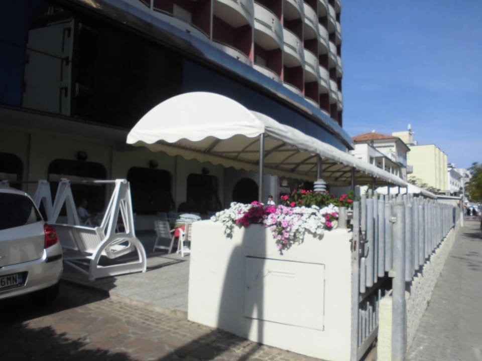 Terrasse am Tag Hotel Metropol