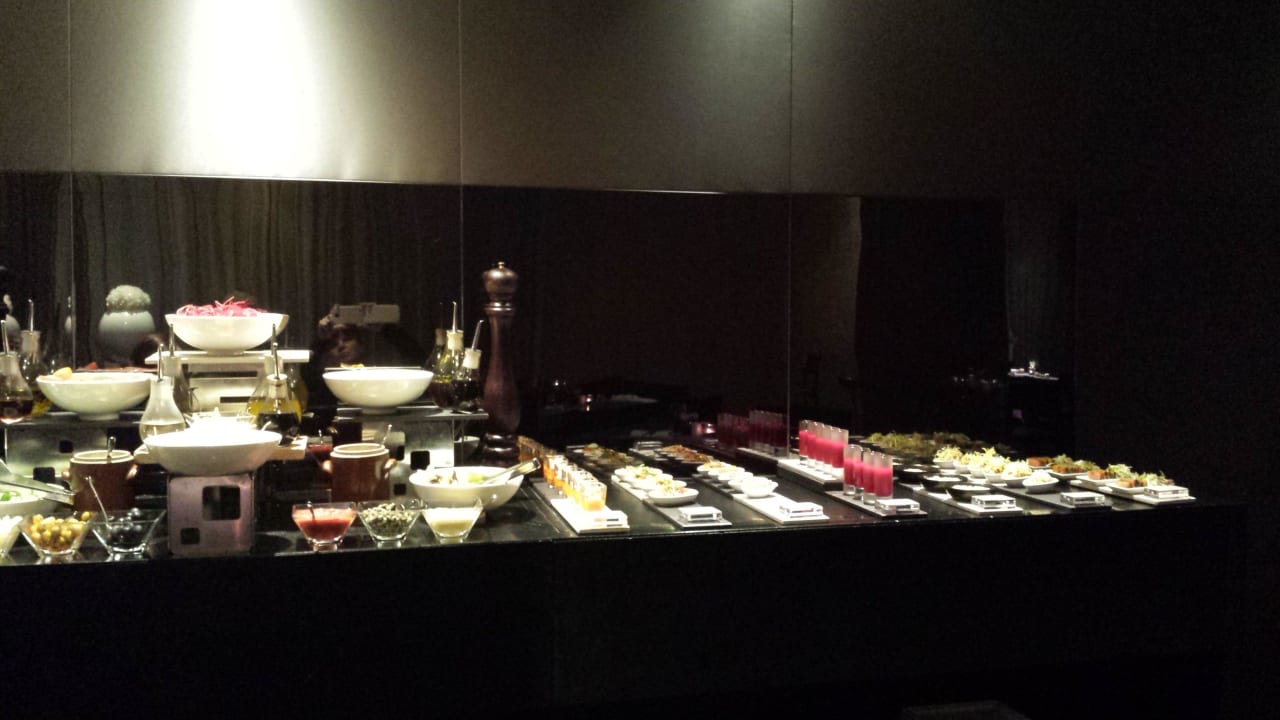 Büffet The Canvas Hotel Dubai MGallery By Sofitel