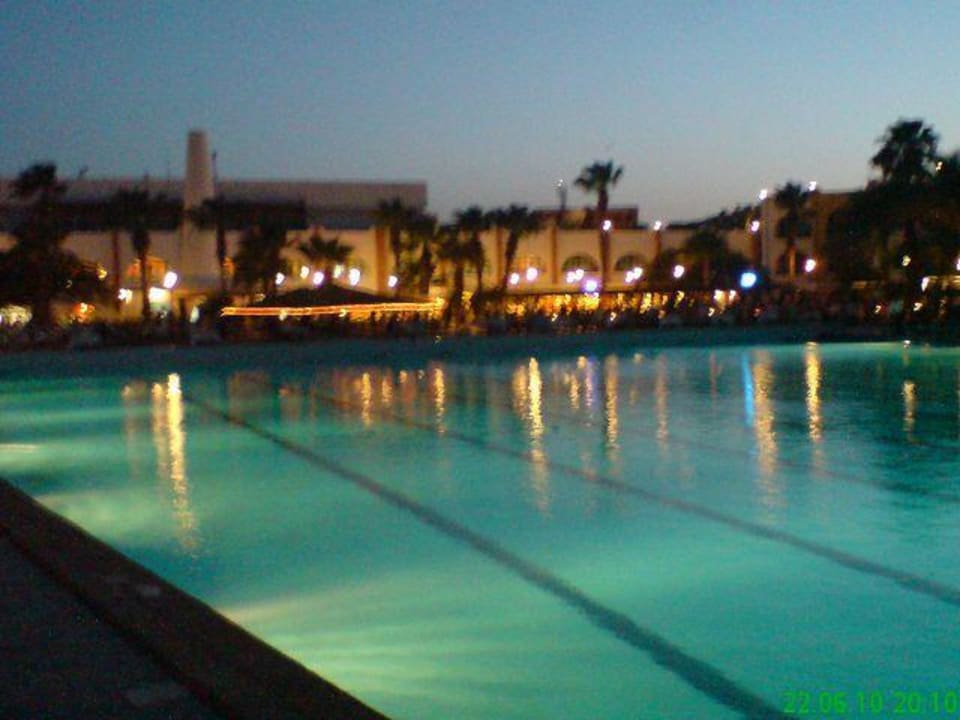 Pool bei Nacht Arabia Azur Resort
