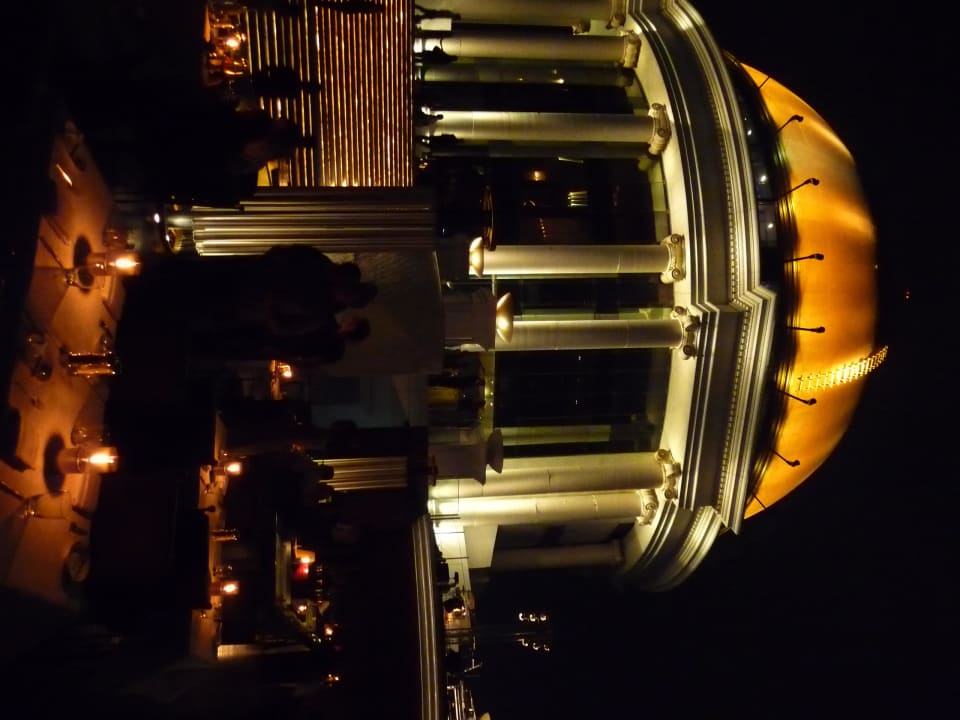 Unverkennbare goldene Kuppel des State Tower Hotel Lebua At State Tower