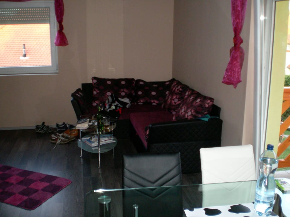 Sitzecke mit Bliczum Fernseher Pension Erika