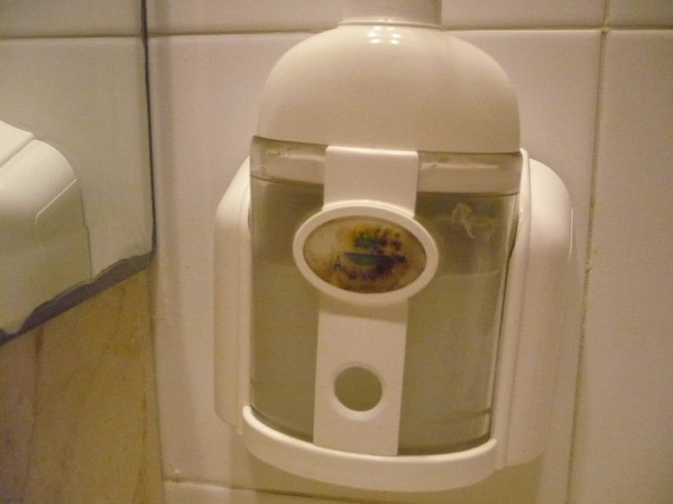 Schimmeliger Seifenspender Hotel Zafiro Alzinar Mar