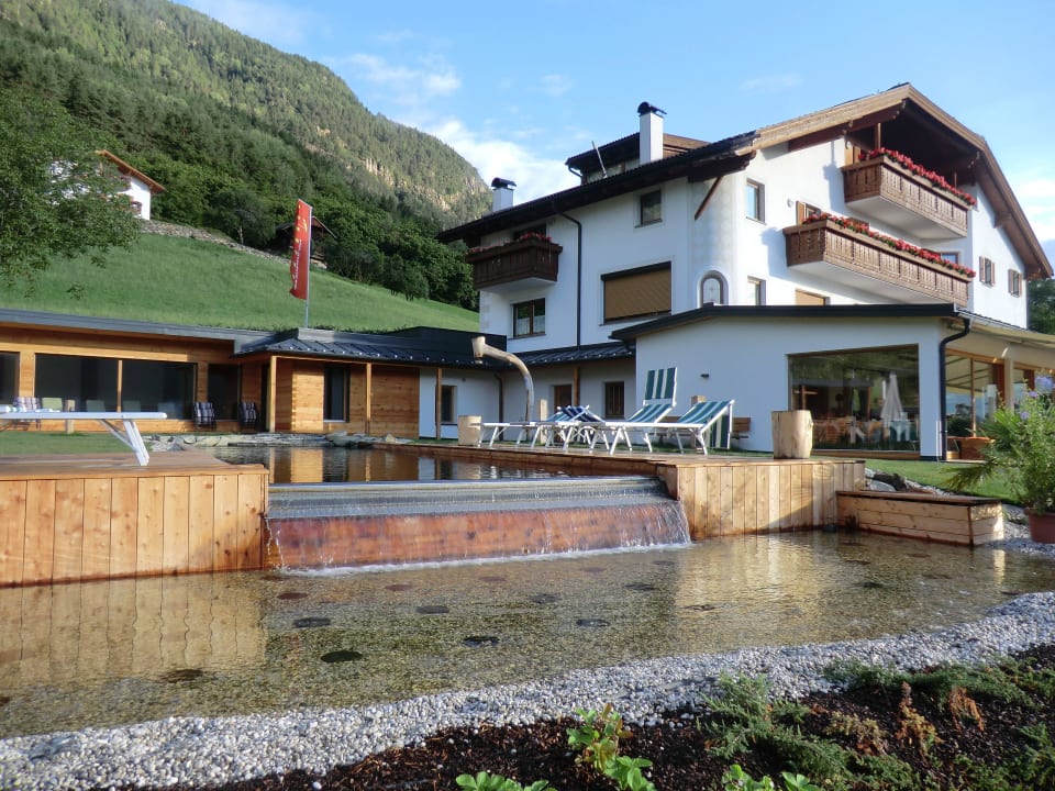 Main hotel and modern restaurant Hotel-Chalet Pennhof