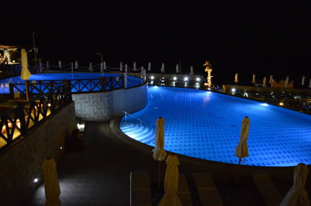 Am Abend schön beleuchtet Hotel Kalithea Horizon Royal