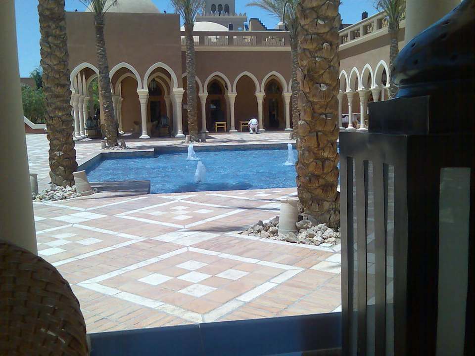 Der Springbrunnen vor der Lobby und der Bar Grand Makadi