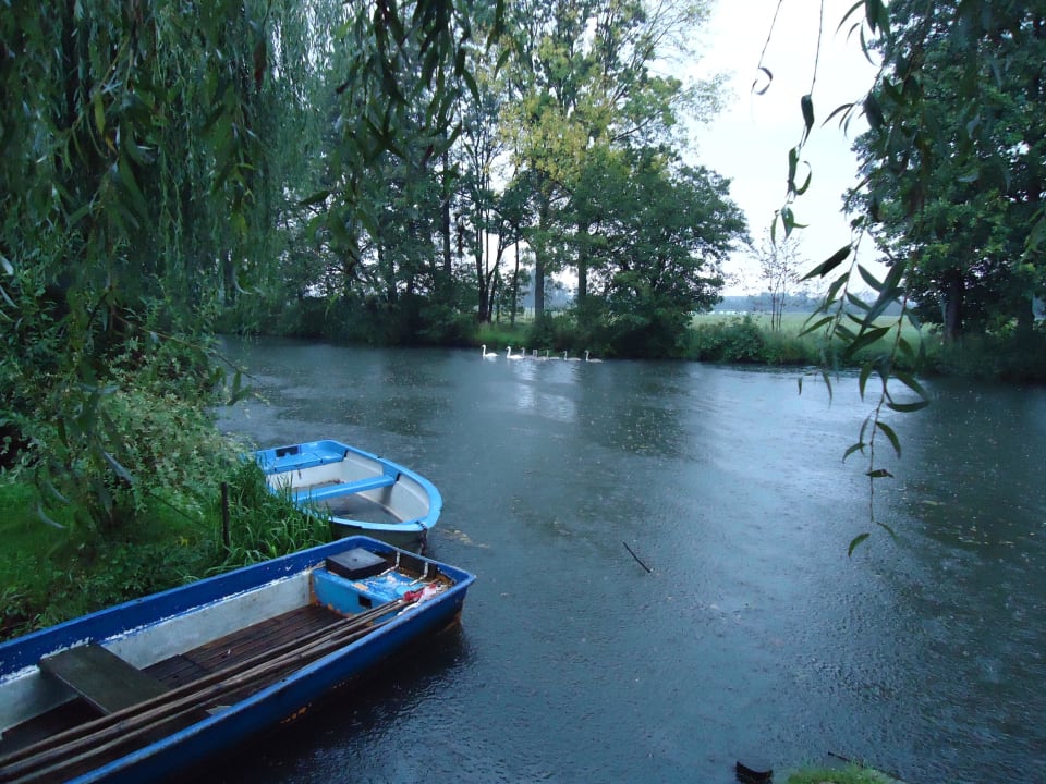 Anlegestelle direkt hinterm Haus Pension am Spreeufer