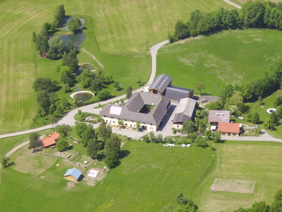Forellenhof Flugaufnahme mit Teichen Bauernhof Forellenhof