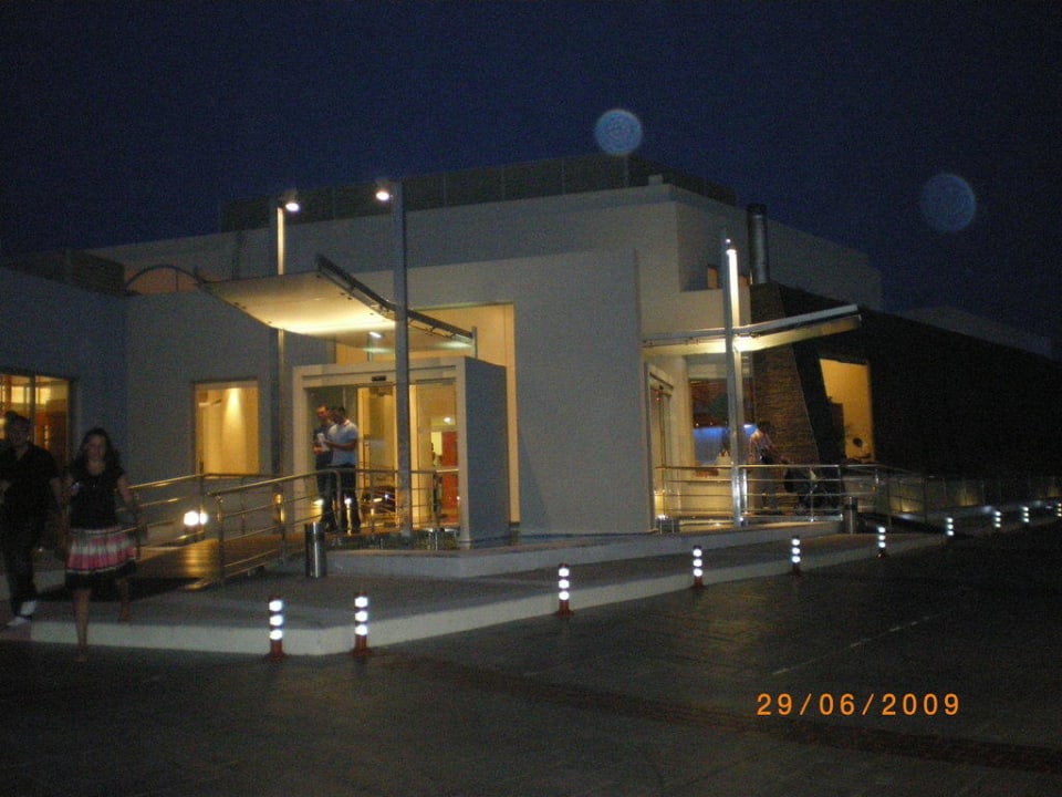 Haupteingang bei Nacht Blue Lagoon Resort