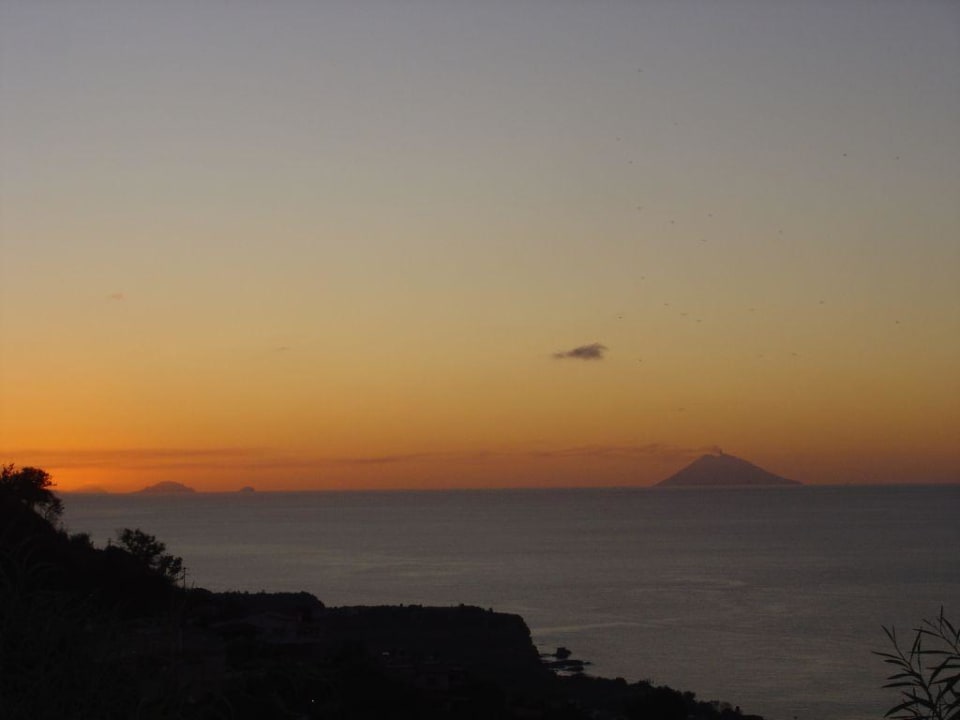 Sonnenuntergang mit Sicht auf den Vulkan Stromboli Hotel L'Olivara Villaggio