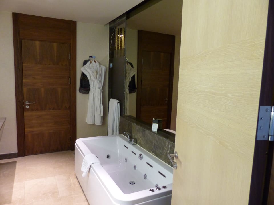 Riesiges Bad mit Whirlpool...einfach top ! Eine wahre Wohlfü Maxx Royal Belek Golf Resort