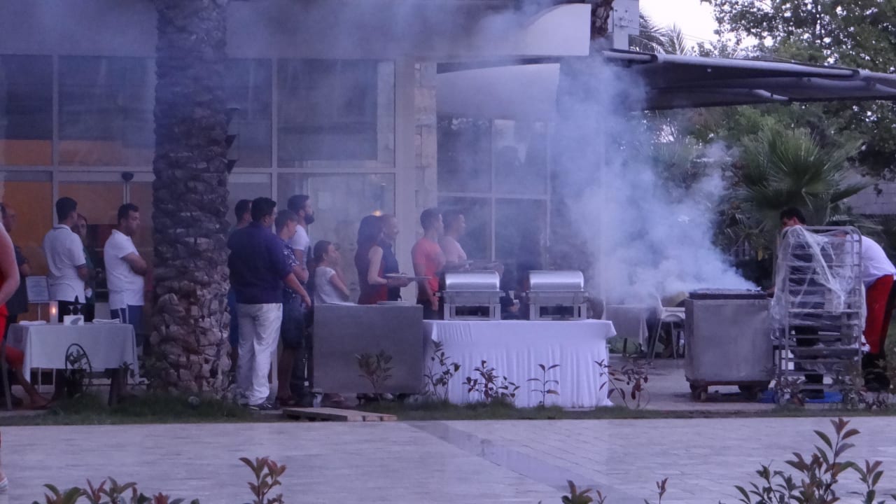 Am Speiseraum wird gegrillt Sherwood Exclusive Lara