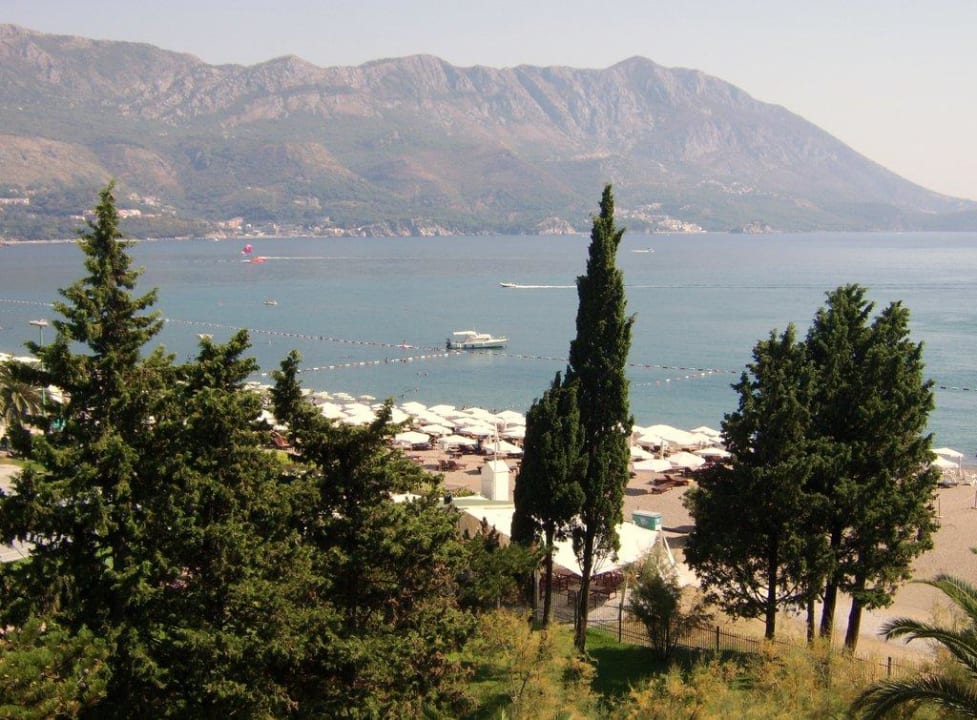 Blick auf den Becici-Strand Iberostar Waves Bellevue