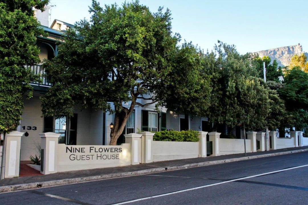 Entrance Nine Flowers Guest House