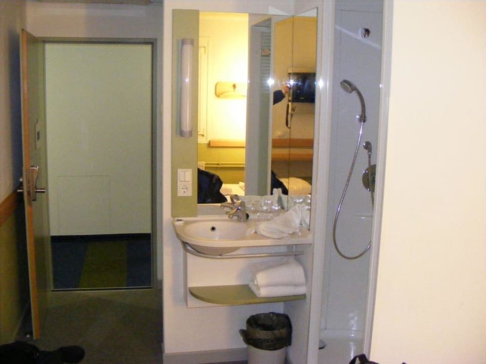 Bad und Eingang ibis budget Hotel Ingolstadt Lenting