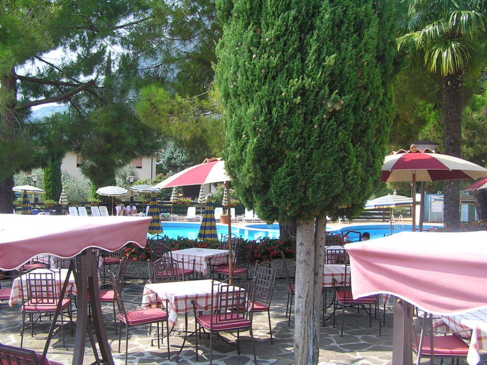 Unterer Pool mit Barterrasse Hotel Caravel