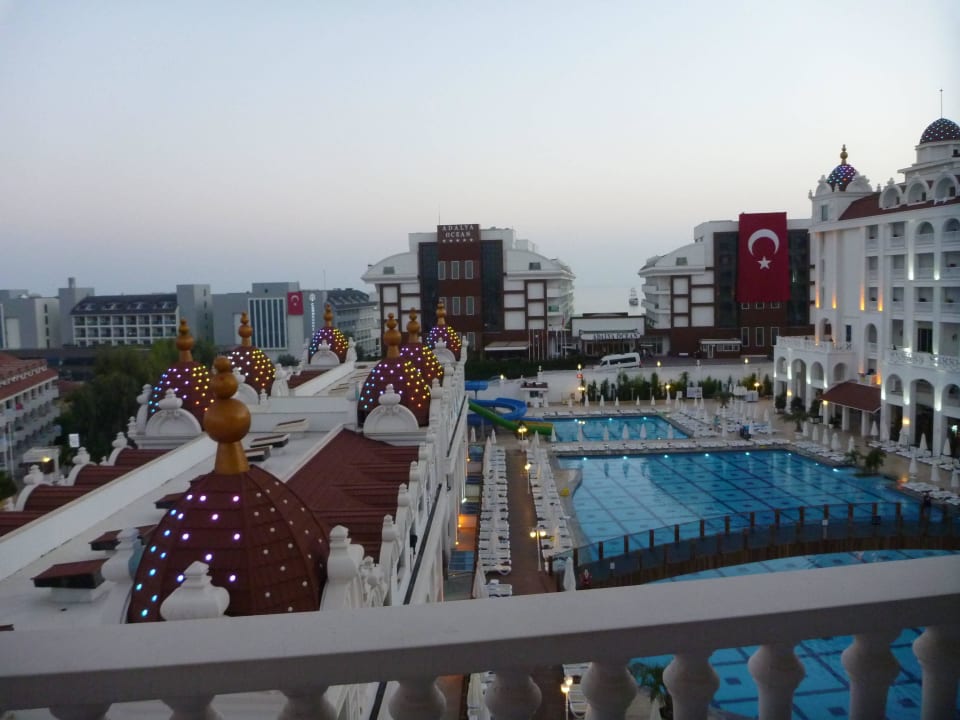 Wieczorny widok na baseny i morze Oz Hotels Side Premium
