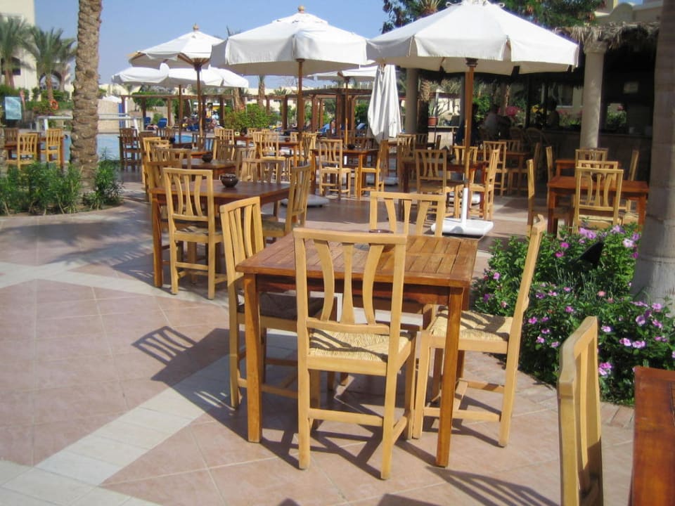 Sitzgruppen am Poolrestaurant Hotel JAZ Makadi Star & Spa