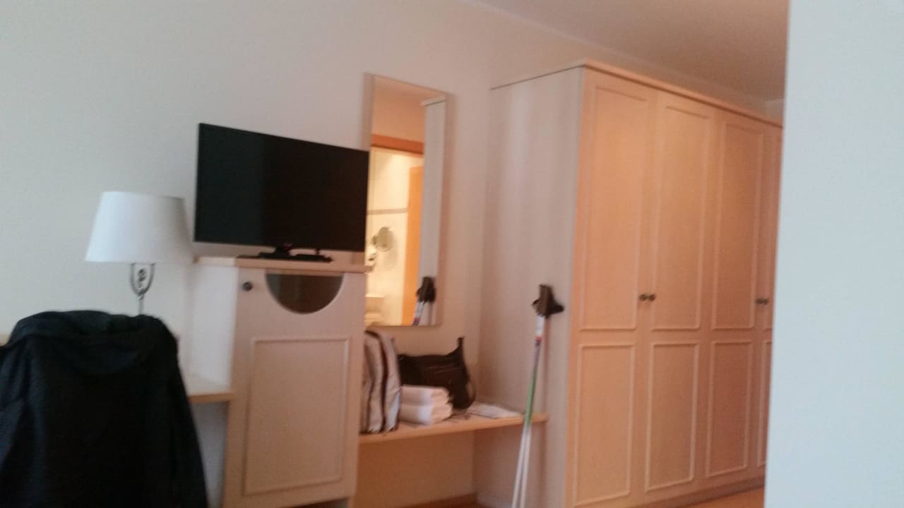 Kasten, Schreibtisch und TV OptimaMed Gesundheitsresort Weissenbach
