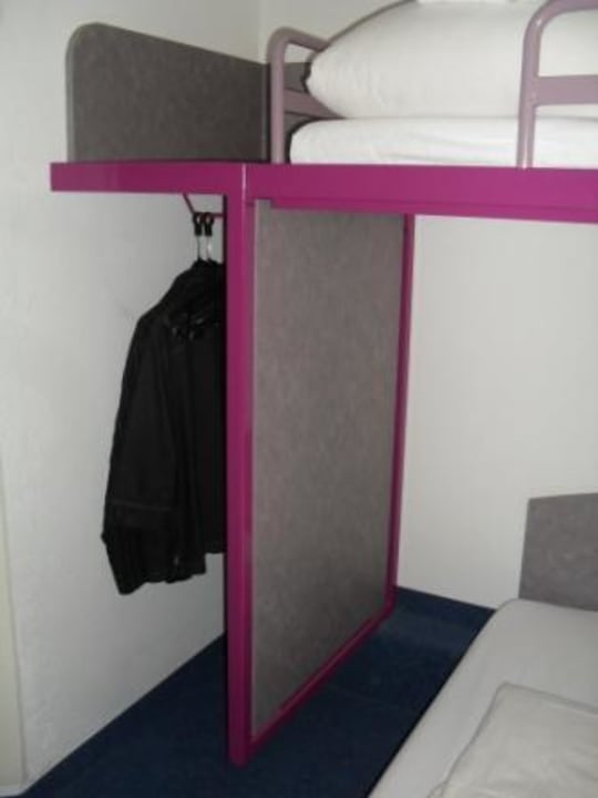 Zimmer mit Kleiderecke, Bett und Hochbett ibis budget Hotel Lübeck City