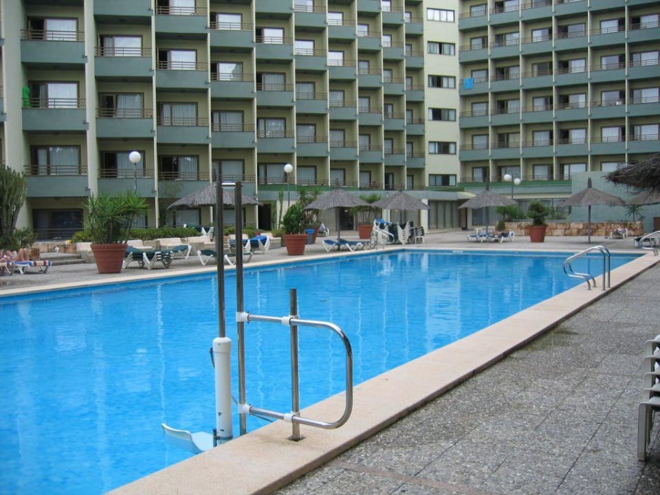 Pool auf der Hotelrückseite mit Behindertenlift. Hotel Vibra Beverly Playa