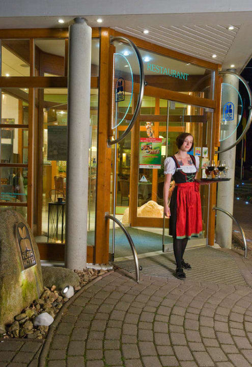 Hoteleingang am Abend Flair Kurparkhotel im Ilsetal