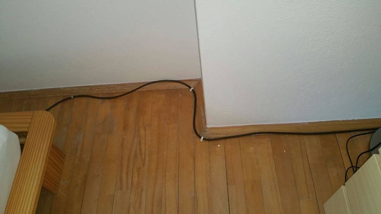 Stromkabel lose im ganzen Zimmer Hotel Alpenrose