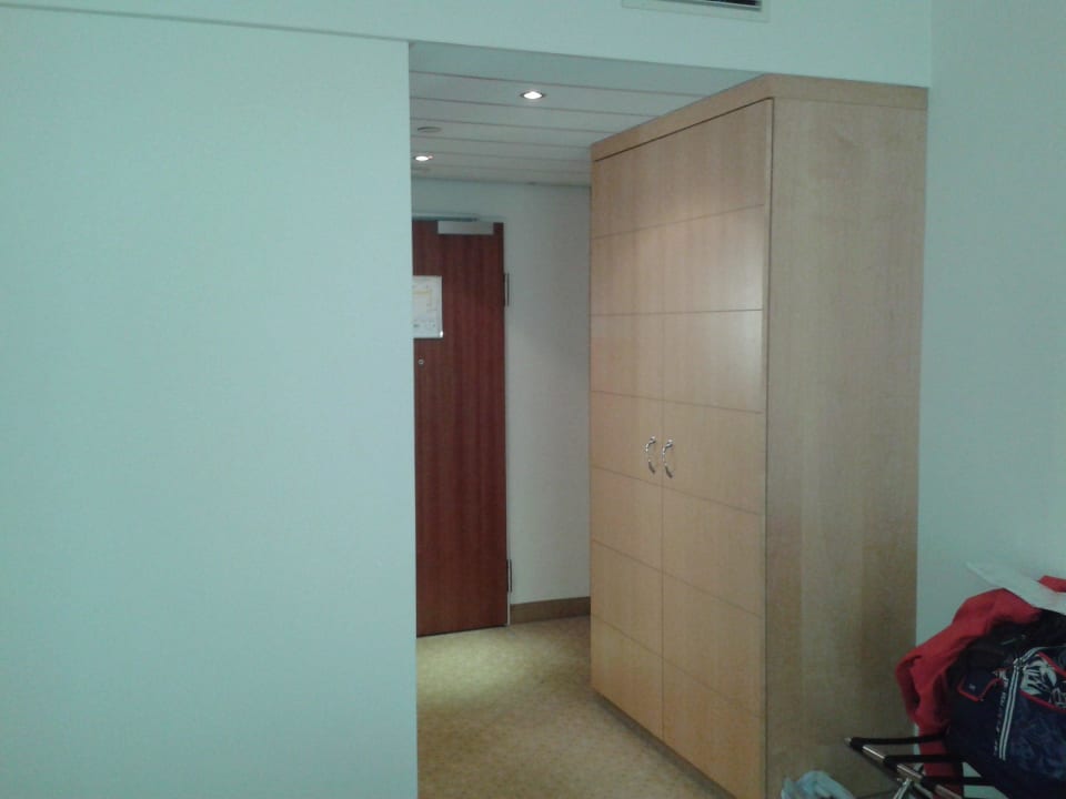 Schrank und Bett Dorint Hotel Bonn
