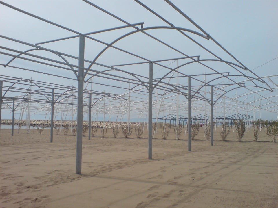 Ohne Sonnendach sieht es aus wie Strommasten Aydinbey Kings Palace & Spa