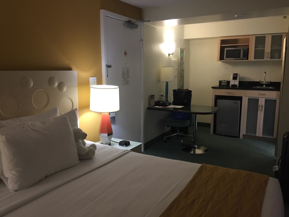 Zimmer mit kleiner Küche Hotel Coconut Waikiki