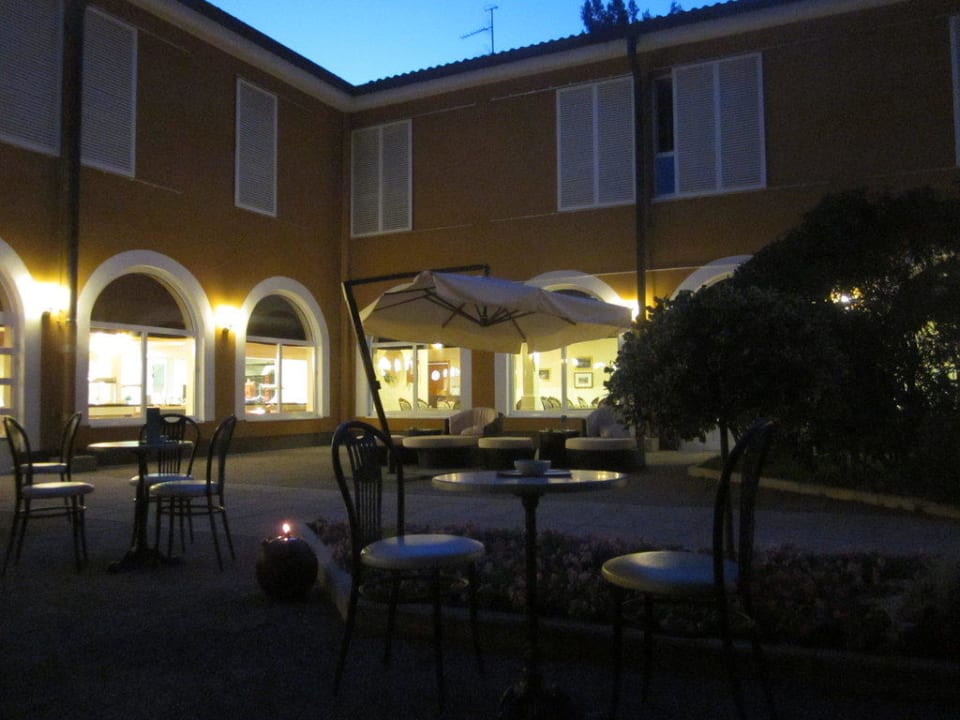 Innenhof bei Nacht Valamar Sanfior Hotel & Casa