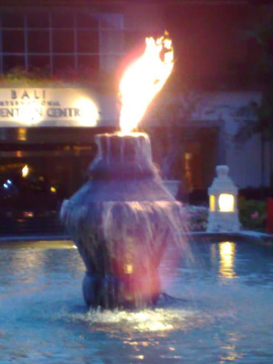 Feuer und Wasser vor dem Westin The Westin Resort Nusa Dua, Bali