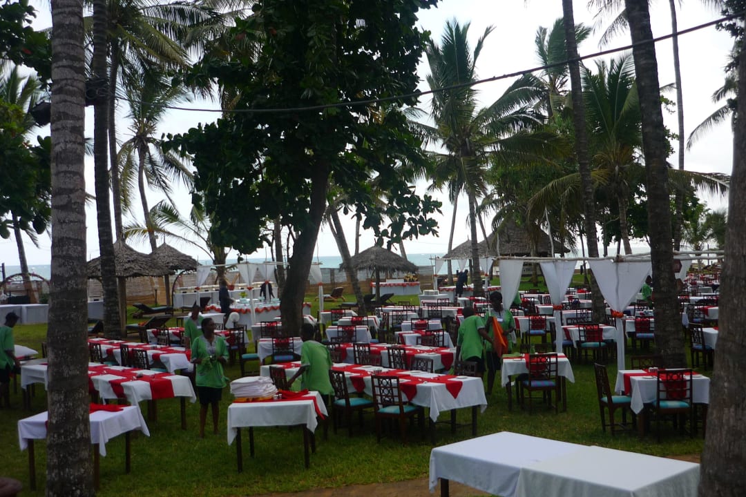 Das BBQ ist vorbereitet - hoffentlich kommt kein Regen Neptune Village Beach Resort & Spa