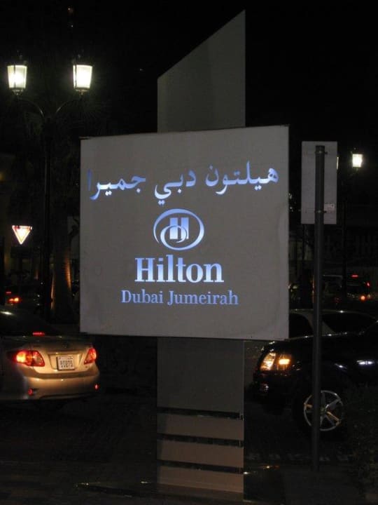 Eingang bei Nacht Hilton Dubai Jumeirah