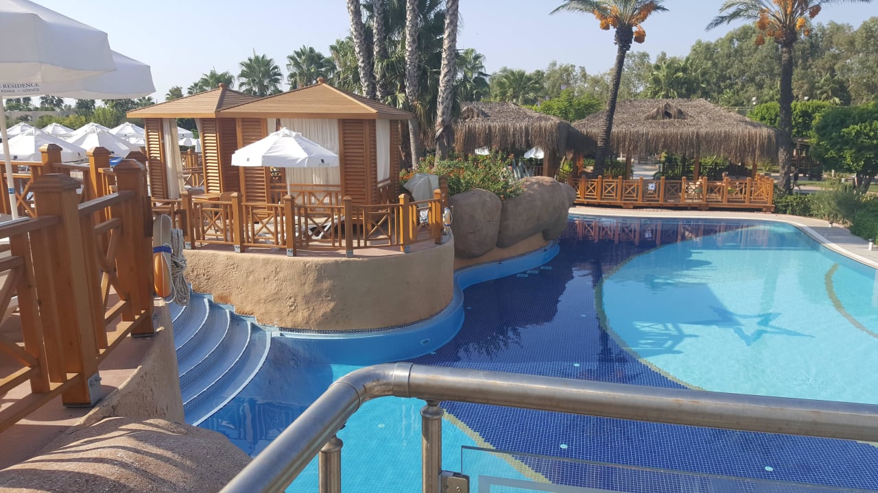 Ein Teil des Pools bzw des Aquaparks  Fame Residence Lara & Spa