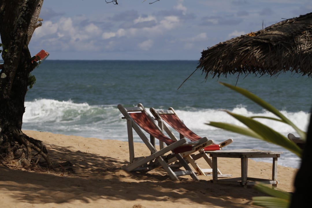 Sonnenstühle am Ibis Strand. Ibis Guesthouse