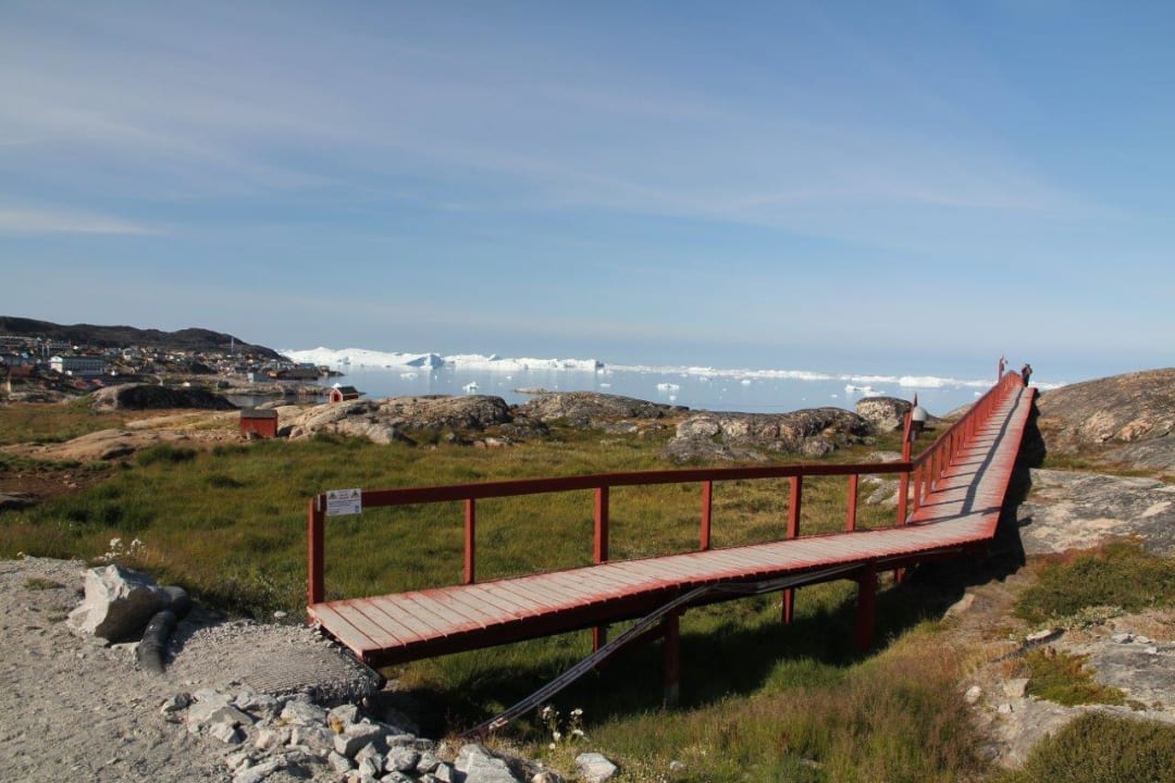 Steg zu den Iglus mit Blick zur Diskobucht Hotel Arctic
