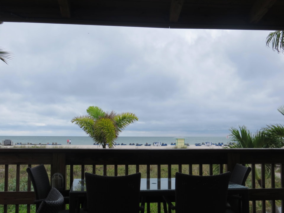 Blick von der Strandbar zum Meer The Beachcomber