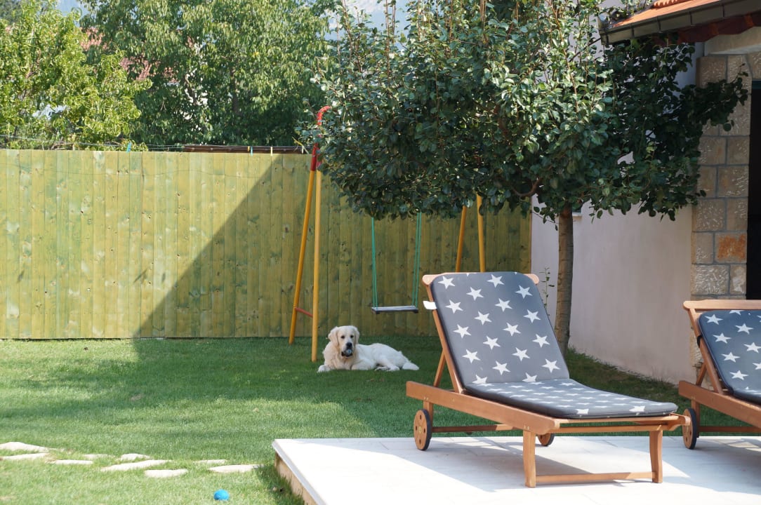 Gartenbereich am Pool Novasol Ferienhaus Makarska-Prolozac Donji