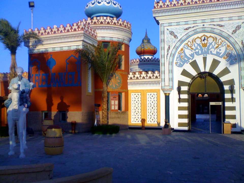 Eingang des Hotels Pickalbatros Alf Leila Wa Leila Resort - Neverland Hurghada