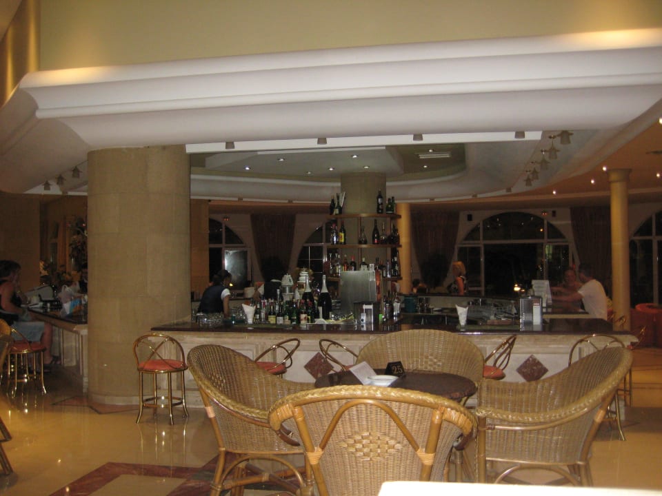 Eine der Indoor-Bars Hotel Kalithea Horizon Royal