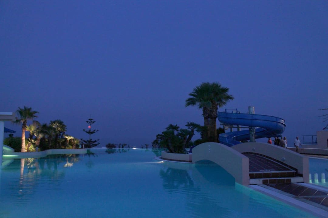 Pool in der Dämmerung Mitsis Rodos Village