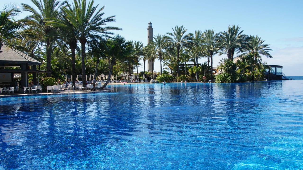 Pool Lage mit Blick auf den Leuchtturm Lopesan Costa Meloneras, Resort & Spa