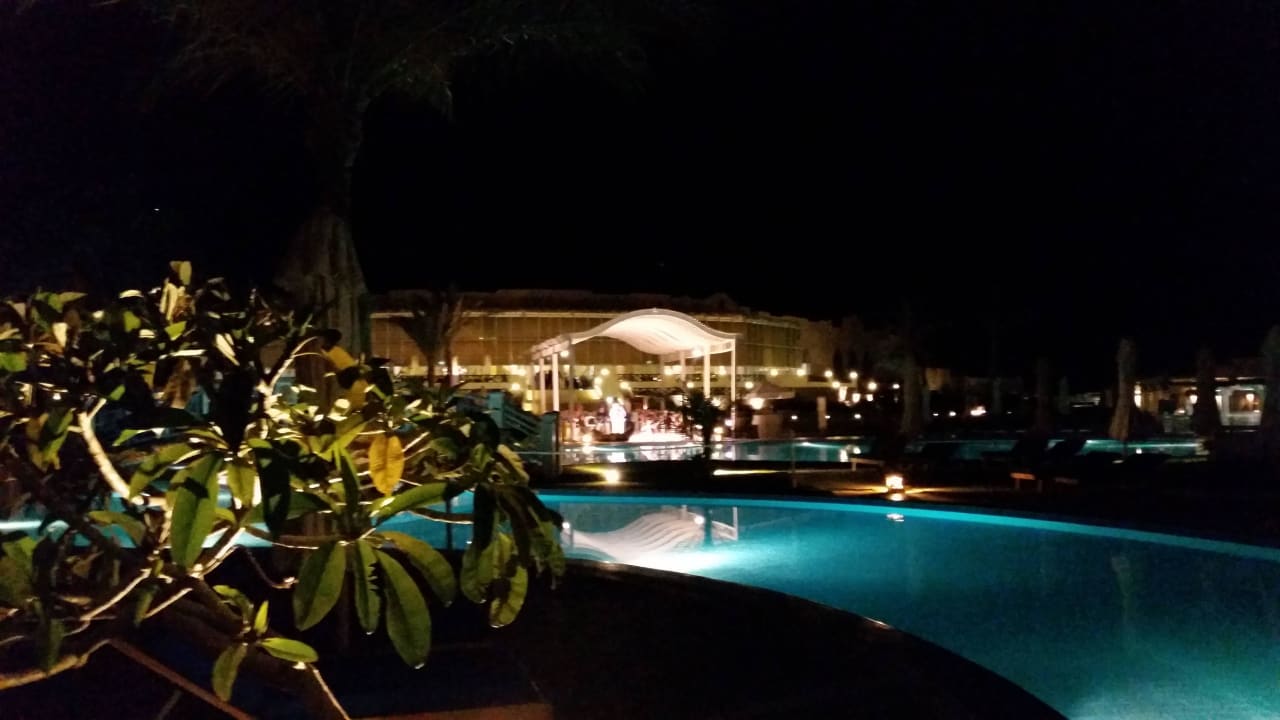 Vom Pool aus bei Nacht Hilton Marsa Alam Nubian Resort
